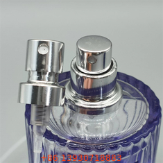Minimalistyczny atomizer do perfum dla nowoczesnych zapachów unisex o stonowanym designie i łatwej obsłudze