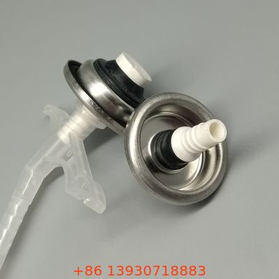 Wydajny i niskociśnieniowy zawór rozpylający pianę PU do zestawów z pianką z dwoma komponentami z pełną ewakuacją produktu i minimalnym ilością odpadów.