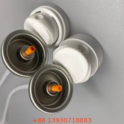 Zawór aerozolowy suchego szamponu z siłownikiem do ukierunkowanego stosowania u nasady