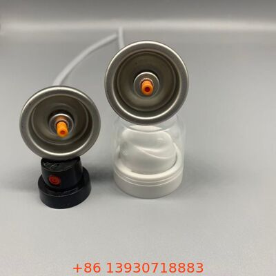 Zawór aerozolowy suchego szamponu zapewnia niewidoczne krycie i świeże włosy pomiędzy myciami