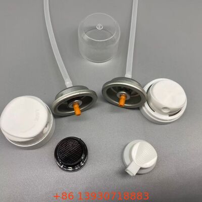 Zawór aerozolowy suchego szamponu zapewnia niewidoczne krycie i świeże włosy pomiędzy myciami